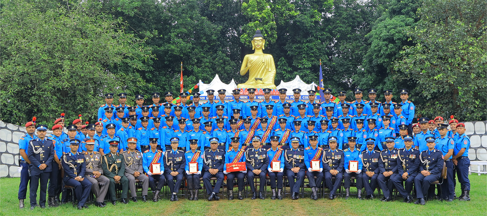 राष्ट्रिय प्र.प्र.प्र.महाराजगंजका कार्यकारी निर्देशक श्रीमान् प्रहरी अतिरिक्त महानिरीक्षक राजन अधिकारीज्यूको प्रमुख आतिथ्यतामा प्रहरी सहायक निरीक्षक आधारभूत तालिम २-१८० औं  समूहको दीक्षान्त सम्पन्न भएको । मिति २०८३।०६।२१ गते ।